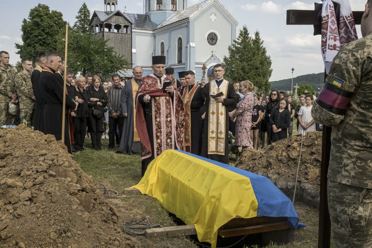 Ceremonia fúnebre del soldado ucraniano Andriy Bespalko, de 34 años, en Zashkiv, un pequeño pueblo al norte de Lviv, en el oeste de Ucrania, el 2 de junio de 2023. Funcionarios estadounidenses dijeron que Ucrania había sufrido cerca de 70.000 muertos y entre 100.000 y 120.000 heridos. (Mauricio Lima/The New York Times)