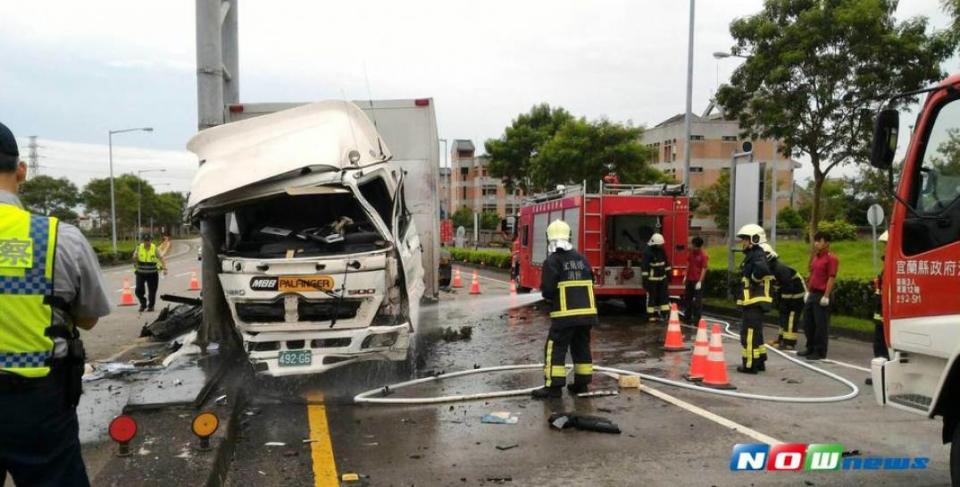 國道五號頭城交流道北上匝道口預拌混凝車與大貨車相撞車禍（圖／宜蘭縣消防局提供 , 2017.07.07）