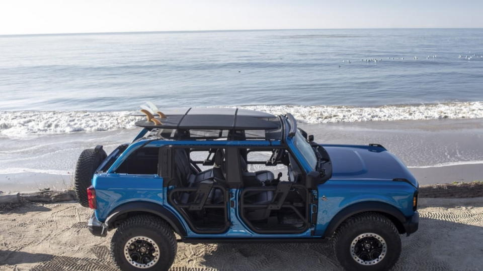 圖／Ford Bronco Riptide車身採以Velocity Blue藍色呈現，令人聯想到一望無際的熱帶海洋。