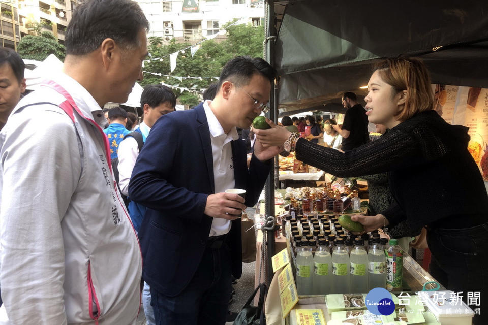 桃園市副市長蘇俊賓出席「啡嚐不可2023桃園咖啡節」活動，與商家進行互動。