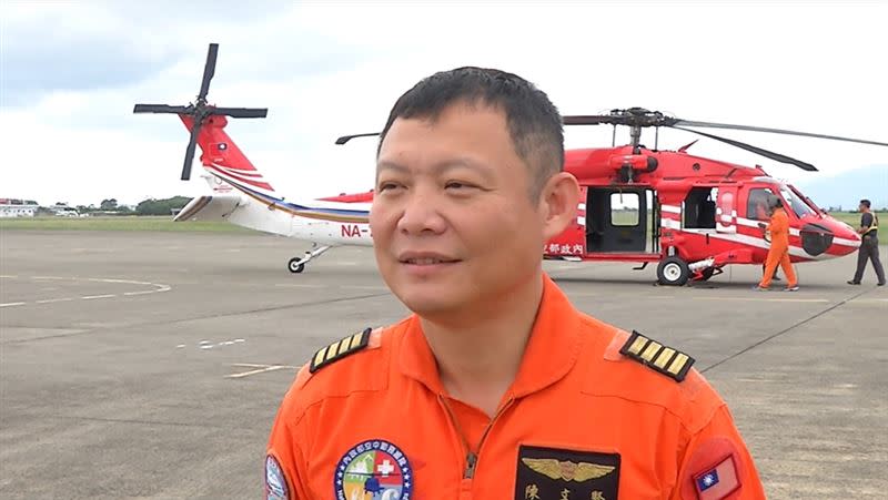 空勤台東大隊正駕駛陳文賢飛官表示，平時扎實的訓練在這次救援過程相當順利。（圖／記者王浩原提供）