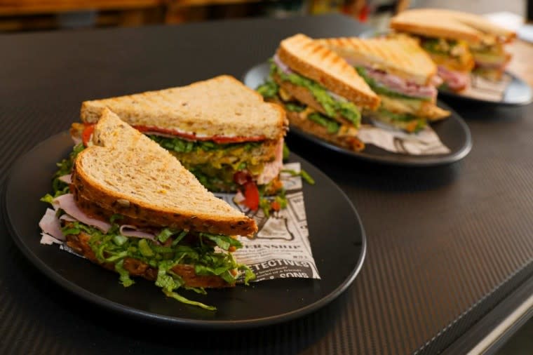 El restaurante tiene un concepto de sándwiches tradicionales pero con el mismo acercamiento a una barra de sushi o un bar tradicional.