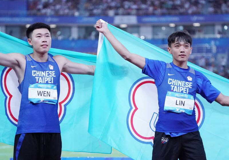 世大運6日男子跳遠決賽，文華佑（左）和林佳興（右）分別拿下銀牌與銅牌。（大專體總提供／中央社）