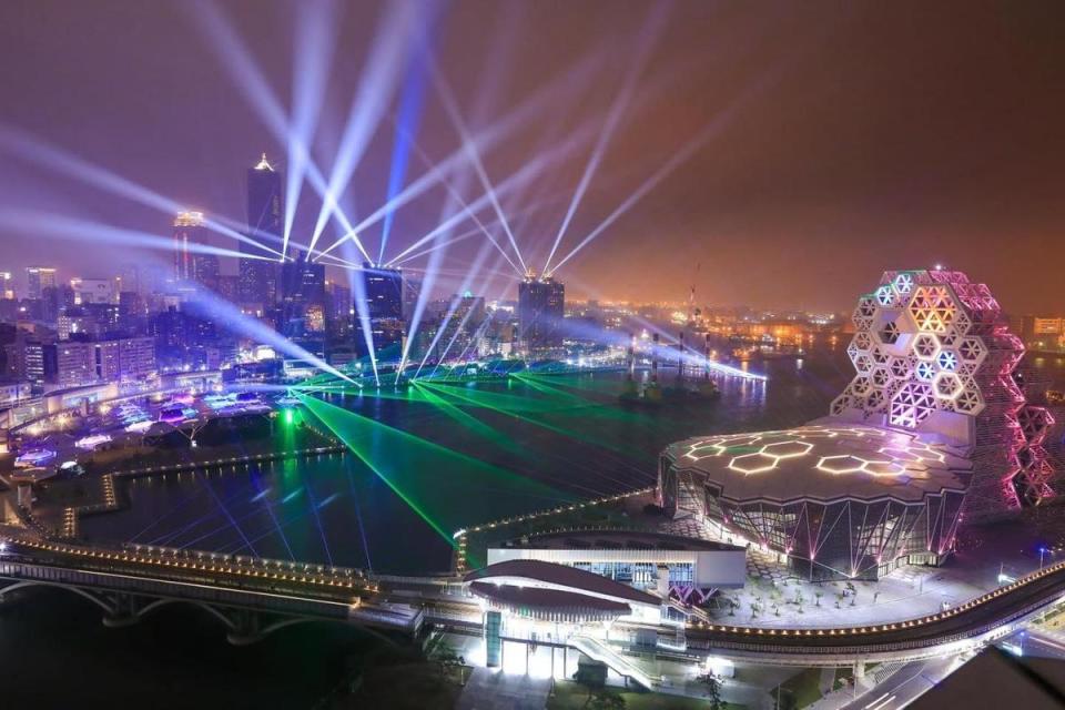 高雄「2021跨百光年」平安夜開幕，市長陳其邁宣布無人機展演再度登場。（翻攝自駁二藝術特區臉書）