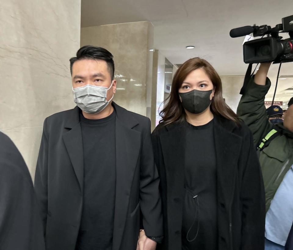 鍾沛君（右）及丈夫陳布朗（左）2月16日庭訊後離開法院。中央社