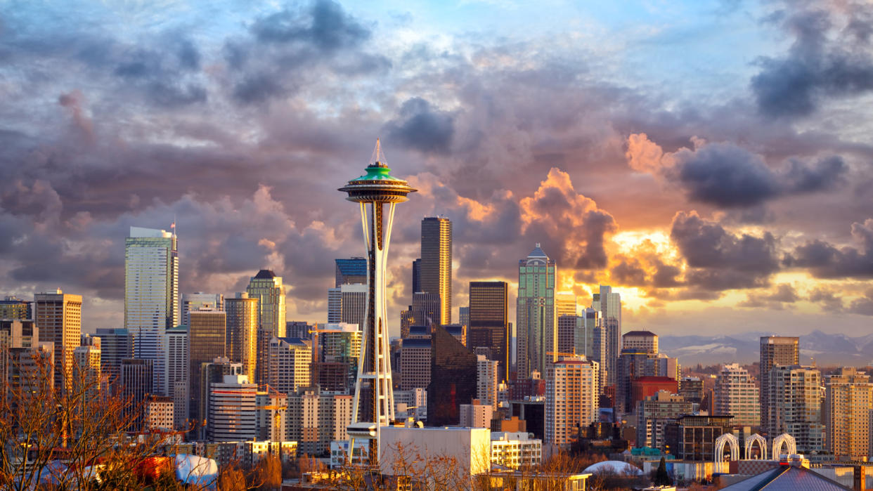  Skyline of Seattle at sunset. 