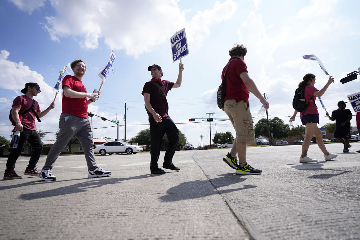 UAW union members picket in front of a Stellantis distribution center (Tony Gutierrez / AP)