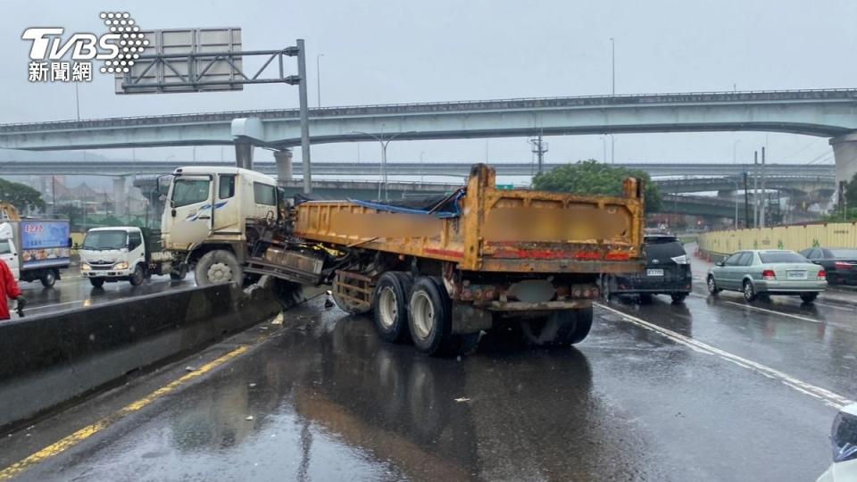 砂石車自撞分隔島後衝對向車道。（圖／TVBS）