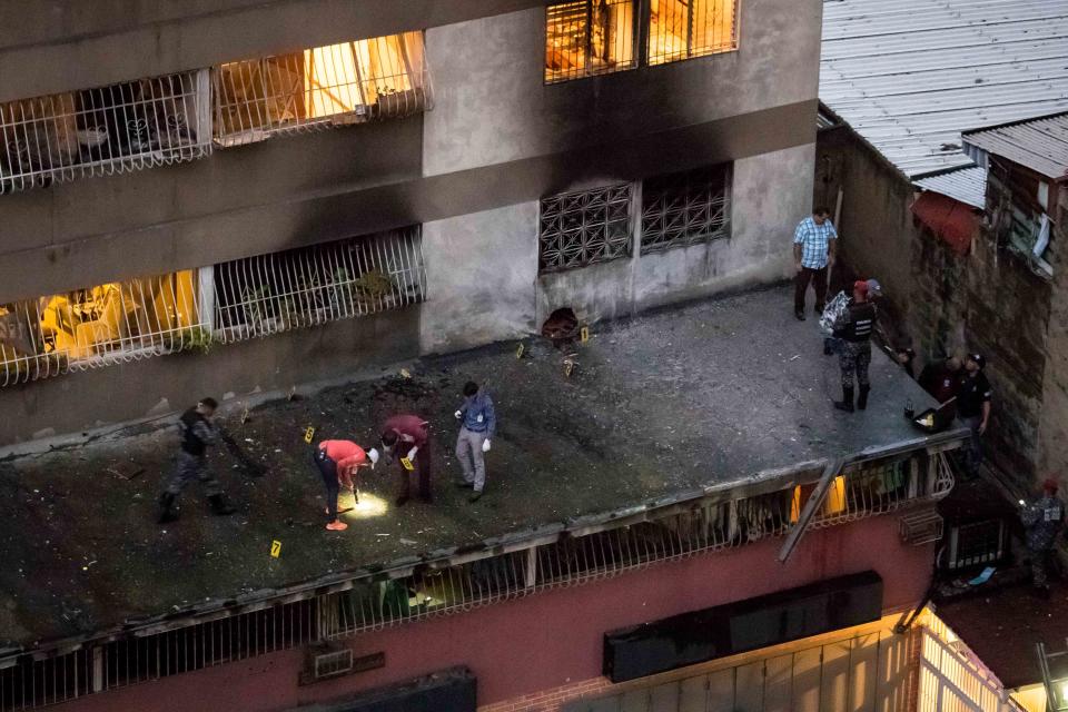 04/08/2018.- Efectivos de distintos cuerpos de seguridad custodian y toman evidencias de una explosión hoy, sábado 04 de agosto del 2018, en la ciudad de Caracas (Venezuela). El ministro de Información de Venezuela, Jorge Rodríguez, confirmó hoy que el presidente Nicolás Maduro fue víctima de un atentado con “artefactos voladores de tipo dron que contenían una carga explosiva”, y que salió ileso del suceso, que ocurrió durante un acto con militares en Caracas. EFE/Miguel Gutiérrez