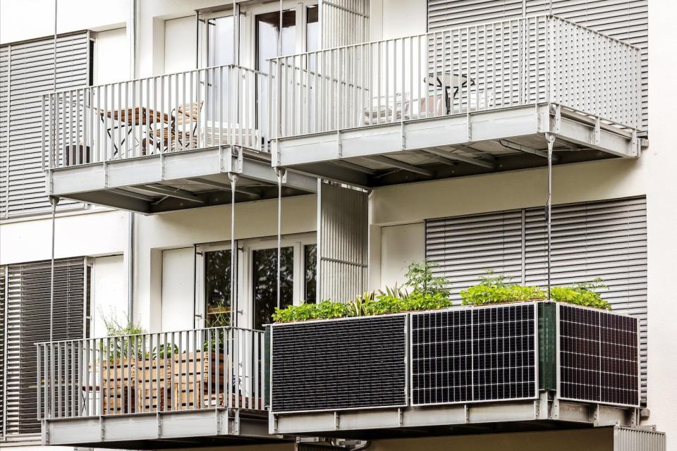 Stecker-Solaranlagen für den Balkon waren einer der Trends im vergangenen Jahr. - Copyright: Maryana Serdynska/Getty Images