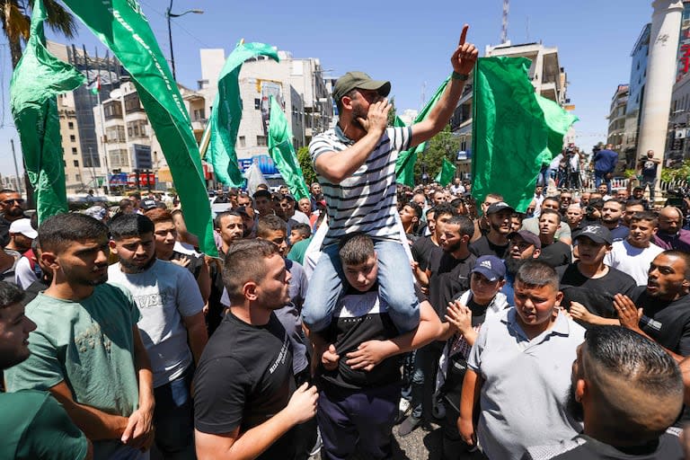 Palestinos gritan consignas durante una protesta en las calles de la ciudad de Ramala, Cisjordania, ocupada por Israel, el 31 de julio de 2024, tras conocerse el asesinato del jefe del grupo militante palestino Hamás durante la noche en Irán.