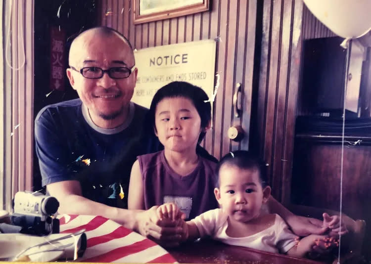 黃連煜（左）與兩個兒子小時候合照。資料照片