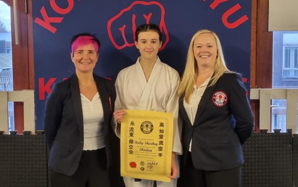 Northwich Guardian: Der neue Schwarzgurt Ruby Sharkey, Mitte, Kathryn King und Emily Pollitt, die Miteigentümer des Koshido-Ryu Karate Club in Winsford