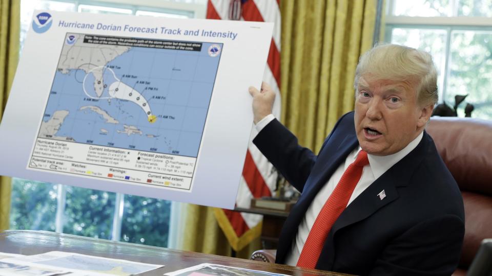 Donald Trump präsentiert im Oval Office des Weißen Hauses ein Plakat mit dem Verlauf von Hurrikan "Dorian". Foto: Evan Vucci/AP