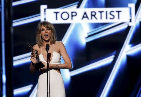 Taylor Swift accepts the award for Top Artist during the 2015 Billboard Music Awards in Las Vegas, Nevada May 17, 2015. REUTERS/Mario Anzuoni