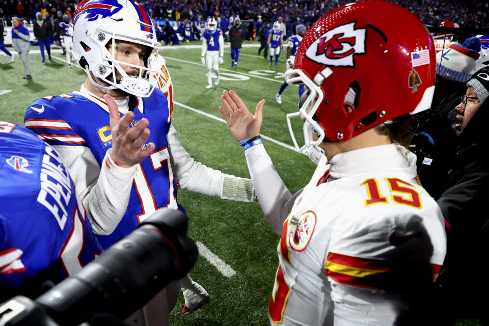 Buffalo Bills quarterback Josh Allen (17) begroet Kansas City Chiefs quarterback Patrick Mahomes (15) na een wedstrijd in een NFL AFC divisie playoff voetbalwedstrijd, zondag 21 januari 2024, in Orchard Park, N.Y. (AP Photo/Jeffrey T. Barnes)