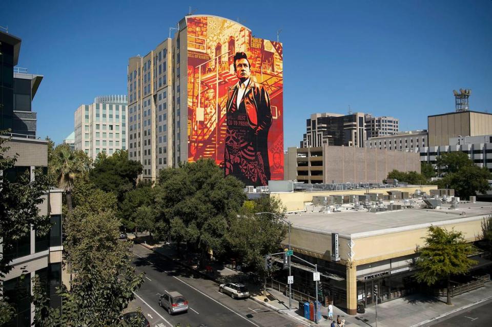 Un enorme mural que representa a Johnny Cash cubre un costado del Residence Inn de las calles 15 y L. Creado por Shepard Fairey, el mural de 2018 es una de las más de 180 obras realizadas en los festivales Wide Open Walls desde 2016. Randall Benton/Sacramento Bee file