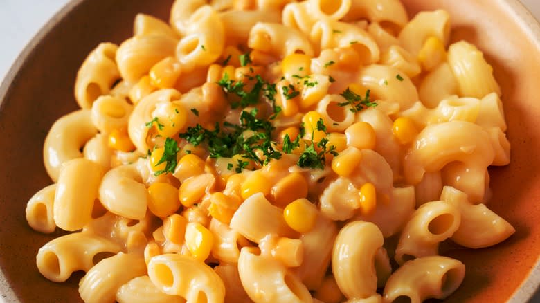 Macaroni and cheese with corn