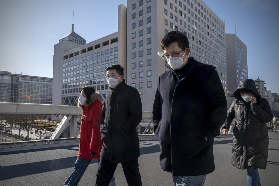 La gente pasa frente a la sede del Banco de China en Pekín, el 22 de diciembre de 2022. (Andrea Verdelli/The New York Times)