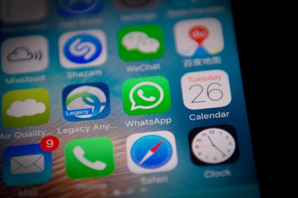 Il bug presente in WhatsApp permetterebbe a chiunque abbia il controllo sui server dell’applicazione di operare sui gruppi. (Credits – Getty Images)