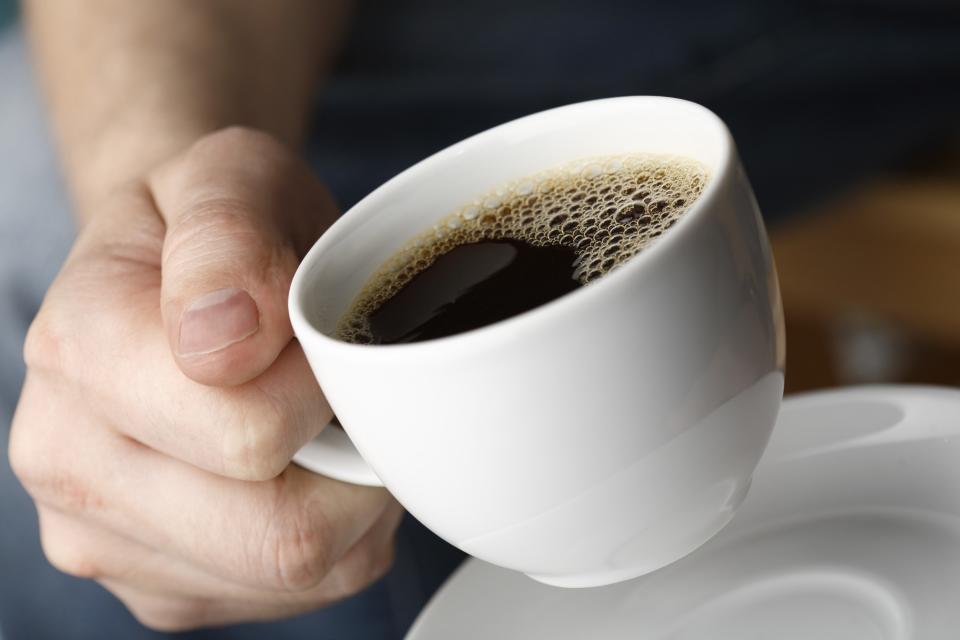 <p>Bei Kater viel Kaffee zu trinken ist keine gute Idee. Koffein sorgt dafür, dass sich die Blutgefäße entspannen, der Alkohol im Blut erhöht dabei den Blutdruck. Eine ungünstige Kombination. Ein bisschen Kaffee ist in Ordnung, allerdings sollte man es nicht übertreiben – den Kater komplett vertreiben kann Kaffee so oder so nicht. (Foto: ddp) </p>