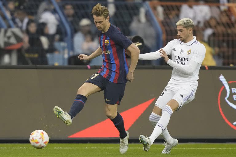 El neerlandés Frenkie de Jong pasa la pelota ante la marca del uruguayo Federico Valverde en la final de la Supercopa de España