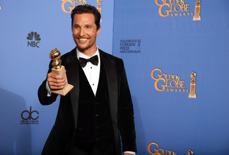 Matthew McConaughey posa tras ganar el Globo de Oro al mejor actor de drama por "Dallas Buyers Club", el domingo 12 de enero del 2014 en el hotel Beverly Hilton en Beverly Hills, California. (Foto por Jordan Strauss/Invision/AP)