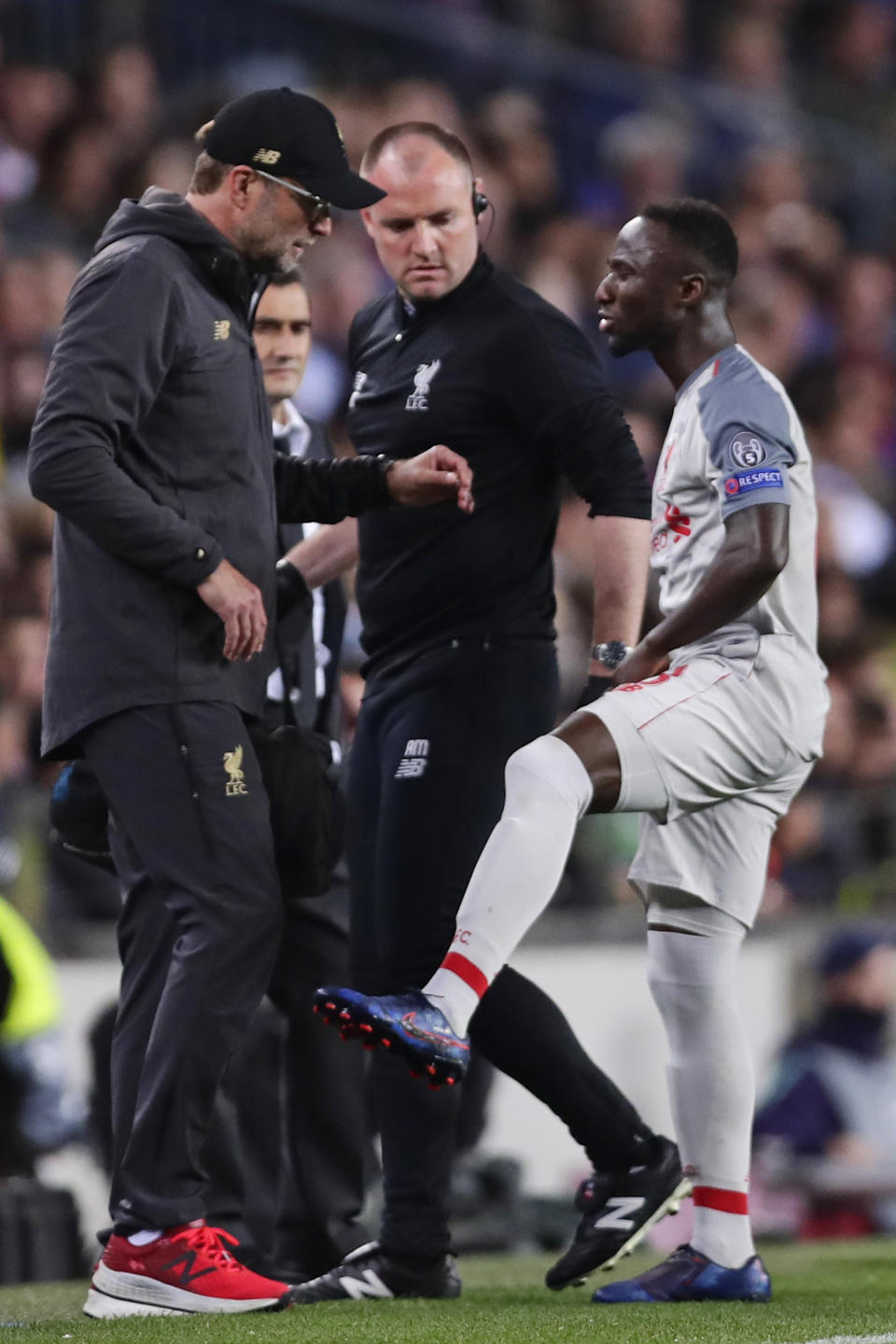 Liverpool's Naby Keita, right, shows his injury to Liverpool coach Juergen Klopp, left, during the Champions League semifinal first leg soccer match between FC Barcelona and Liverpool at the Camp Nou stadium in Barcelona, Spain, Wednesday, May 1, 2019. (AP Photo/Manu Fernandez)