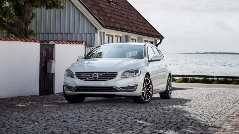 V60運動旅行車以現金價143萬起即可入主，另外並針對T4、D3、D4動力再享9.9萬超低頭款與60期超低月付2.2萬起等多重禮遇