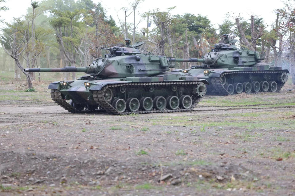 <strong>陸軍M60A3坦克偕同步兵協同作戰。(圖/中天新聞，李俊毅攝)</strong>