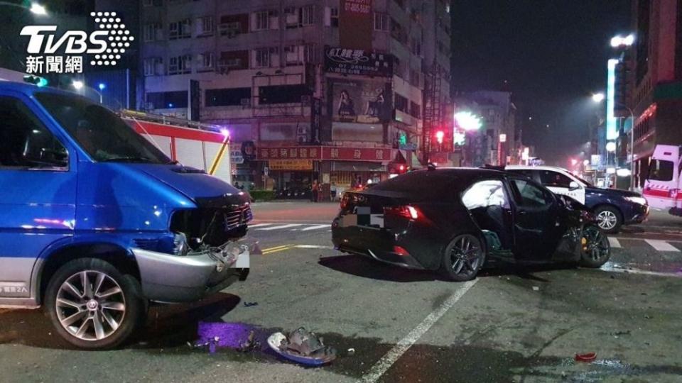 丙式車體險僅提供「車碰車」的理賠，這時大家的汽車碰撞上諸如「腳踏車、堆高機、坦克車」等等的車輛，是否可被認定為保險合約中的「車」，其實存有許多討論空間。（圖片來源/ TVBS）