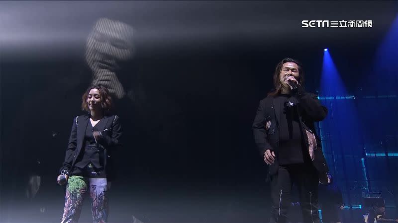 楊培安（右）與小男孩樂團主唱米非（左）演唱張雨生經典歌曲。