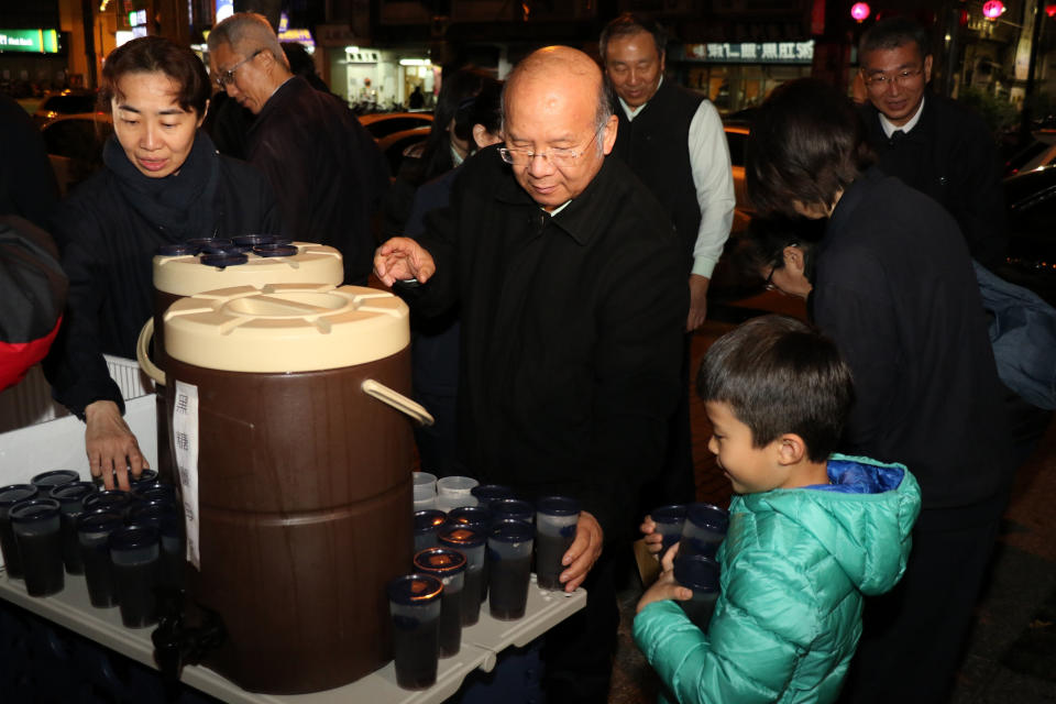 臺中慈濟醫院同仁將熱薑茶裝杯，準備分送街友。