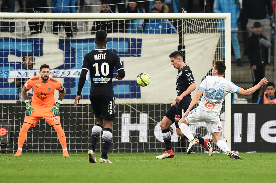 <p>A la reprise, Marseille pousse pour tenter d’inscrire le but du break. Mais la défense bordelaise reste compacte (ici Theo Pellenard devant Florian Thauvin). </p>