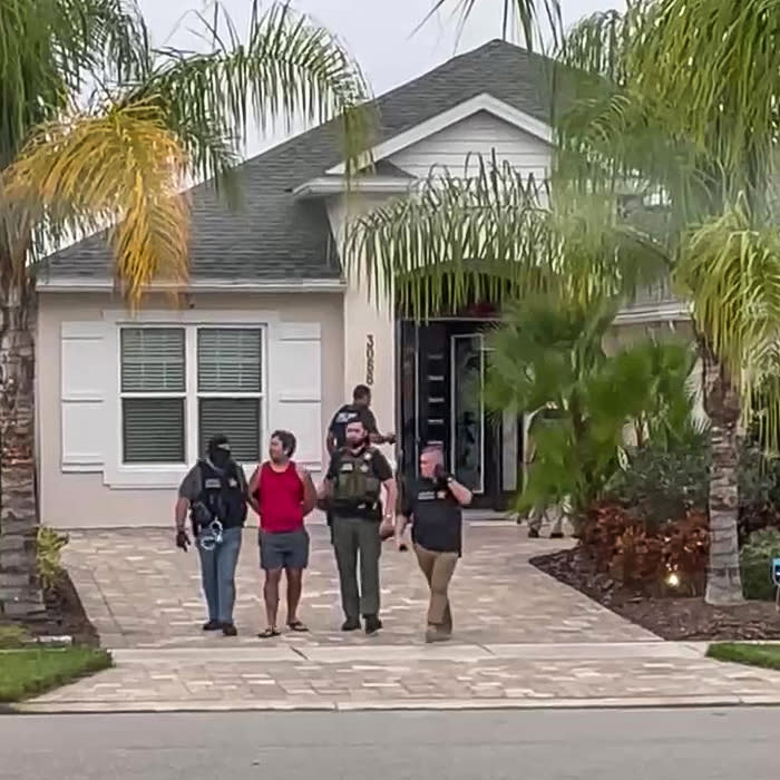 Josh Edwards est placé en garde à vue devant la maison de la famille Edwards à New Smyrna Beach.  (Obtenu par NBC News)