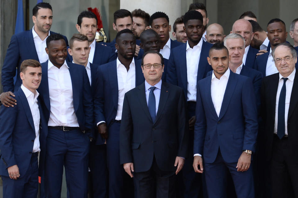 <p>Au lendemain de la défaite de l’équipe de France face au Portugal en finale de l’Euro 2016, François Hollande reçoit les joueurs et le staff à l’Élysée pour un déjeuner. Le chef de l’État salue alors les Bleus un par un, et fait même la bise à Laurent Koscielny, originaire de Tulle (ville dont François Hollande a été maire). (Photo : AFP)</p>