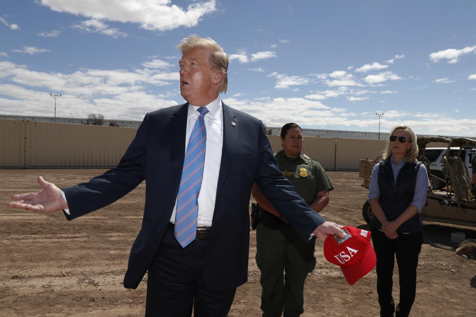 El presidente Donald Trump visita una nueva sección del muro fronterizo con México en Calexico, California, el viernes 5 de abril de 2019. Lo acompañan Gloria Chavez, agente de la Patrulla Fronteriza de Estados Unidos (centro) y la secretaria de Seguridad Nacional Kirstjen Nielsen. (AP Foto /Jacquelyn Martin)