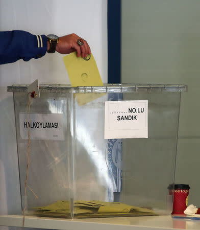 Turkish voters living in Germany cast their ballots on the constitutional referendum at the Postpalast in Munich, southern Germany, March 27, 2017. REUTERS/Michael Dalder