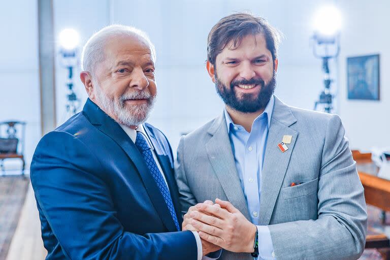 Luiz Inacio Lula da Silva, Presidente de Brasil, saluda a Gabriel Boric, Presidente de Chile, cuando llega a la Cumbre de América del Sur en el Palacio de Itamaraty