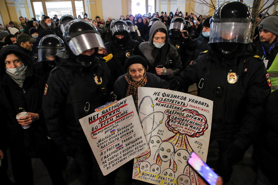 La anciana a la que se llevan varios agentes de una manifestación en San Petersburgo contra la invasión de Ucrania es Yelena Osipova, activista conocida por haber sobrevivido al Sitio de Leningrado durante la II Guerra Mundial. (Foto: REUTERS/Stringer)