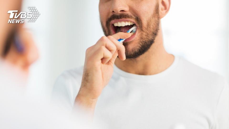 印度一名男子刷牙時不慎手滑，竟將牙刷吞下肚。（示意圖／shutterstock 達志影像）