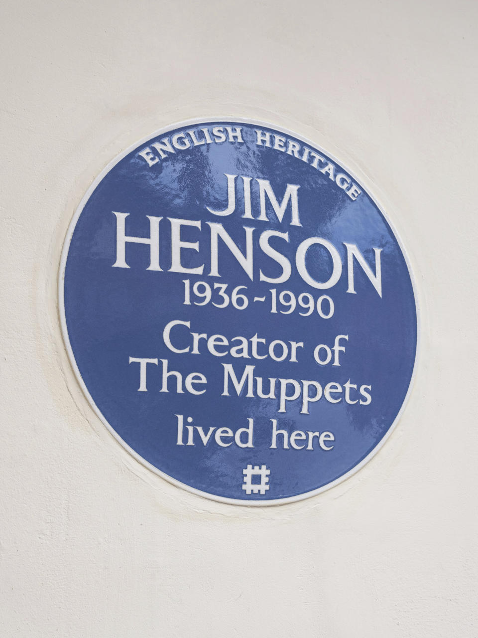 En esta foto proporcionada por English Heritage, la placa azul en honor a Jim Henson, el difunto creador estadounidense de los Muppets, colocada el martes 7 de septiembre de 2021 en la antigua casa en Londres donde vivió. (English Heritage vía AP)