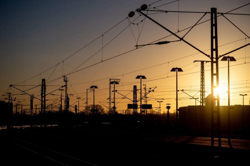 The sun rises behind the overhead lines at the main station. The German Train Drivers' Union (GDL) has called another strike at Deutsche Bahn lasting several days. It is the fourth and by far the longest industrial action in the ongoing wage dispute at Deutsche Bahn. Hauke-Christian Dittrich/dpa