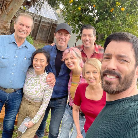 <p>J.D. Scott Instagram</p> Jim Scott, Linda Phan, J.D. Scott, Annalee Belle, Jonathan Scott, Joanne Scott and Drew Scott take a selfie.