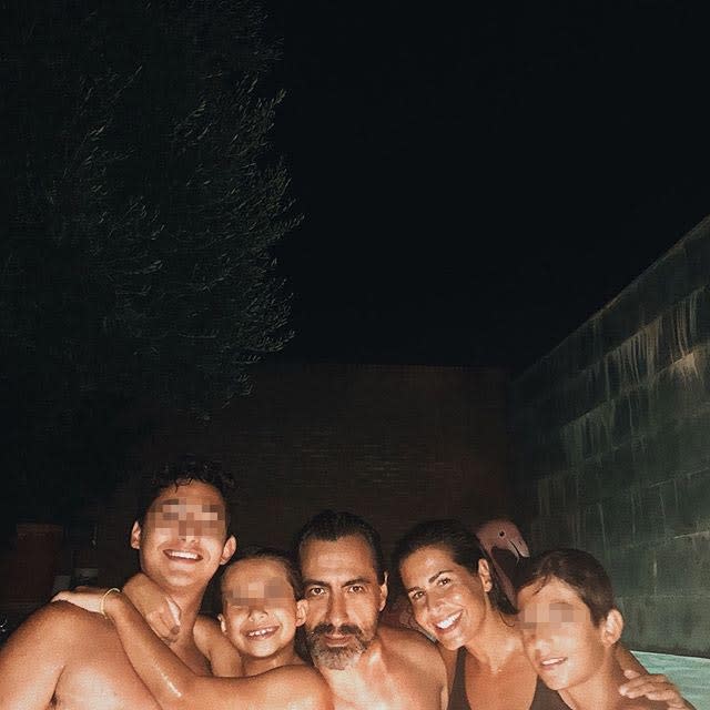 Nuria Roca, su marido, Juan del Val, y sus tres hijos