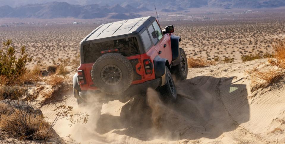 <p>The Bronco Raptor's transfer case has a higher-capacity clutch and a 67.7:1 crawl ratio. It also gets front and rear locking differentials and a hydraulic disconnecting front anti-roll bar. </p>