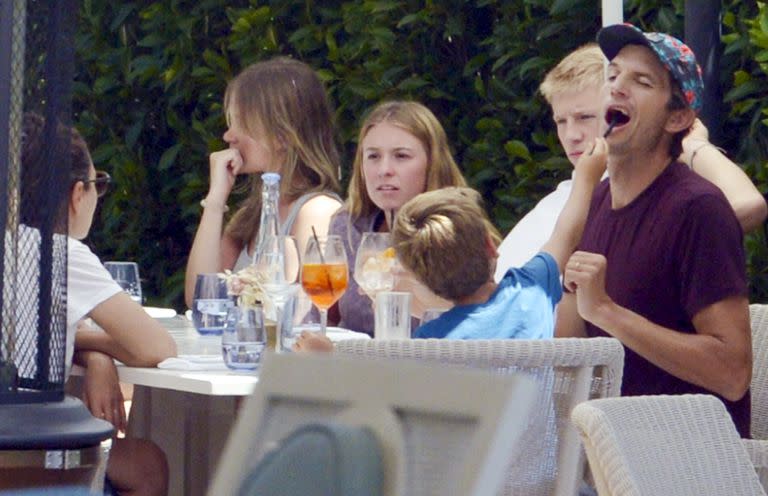 Ashton Kutcher y Mila Kunis sonríen en un almuerzo familiar en Santa Bárbara. Ashton admitió recientemente que luchó contra la "vasculitis" en 2020, una rara enfermedad autoinmune y que desde entonces se ha recuperado por completo