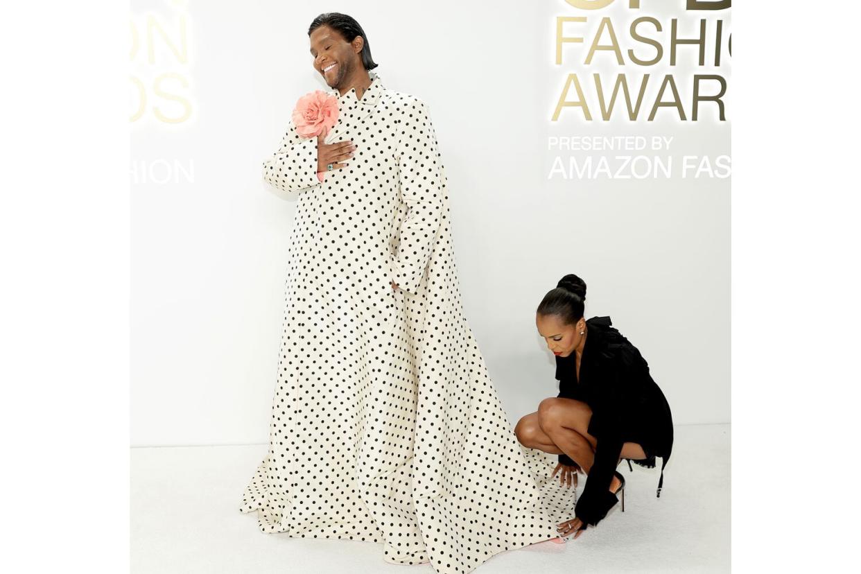 Kerry Washington fixes Law Roach's gown on the CFDA red carpet