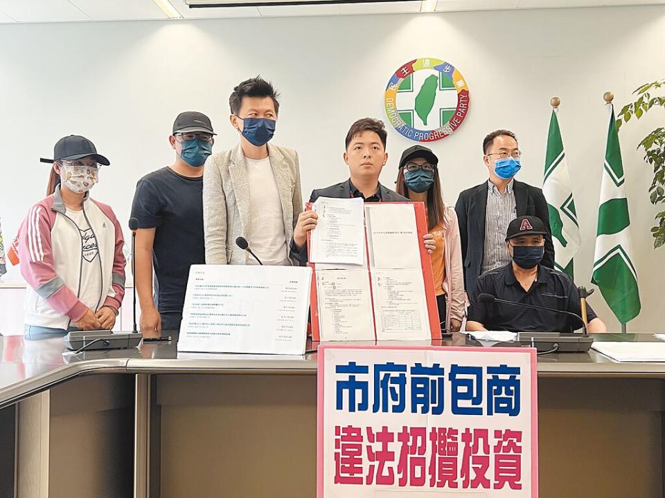 台中市議員蔡耀頡（左四）23日開記者會，指控多次承攬台中市府標案的裝潢工程行，涉嫌以市府得標廠商名義行詐騙之實。（林欣儀攝）