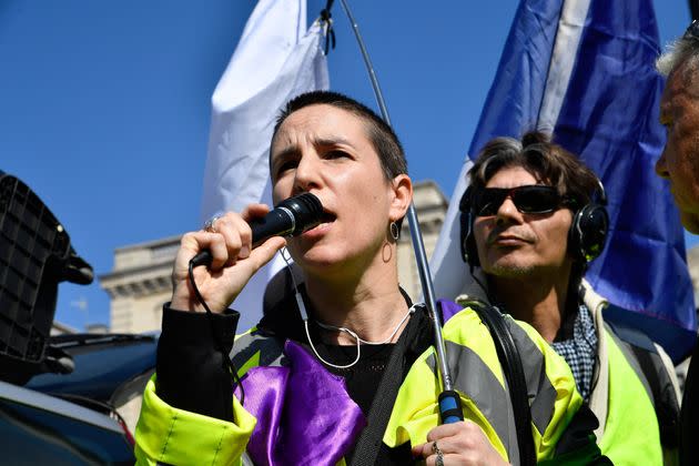 Sophie Tissier, membre de la manifestation des gilets jaunes, lors d'une prise de parole lors de la 20e semaine de manifestations des gilets jaunes à Paris, le 30 mars 2019. (Photo: Anadolu Agency via Getty Images)